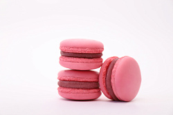 Пирожное воздушное макарон «Вишнёвый»